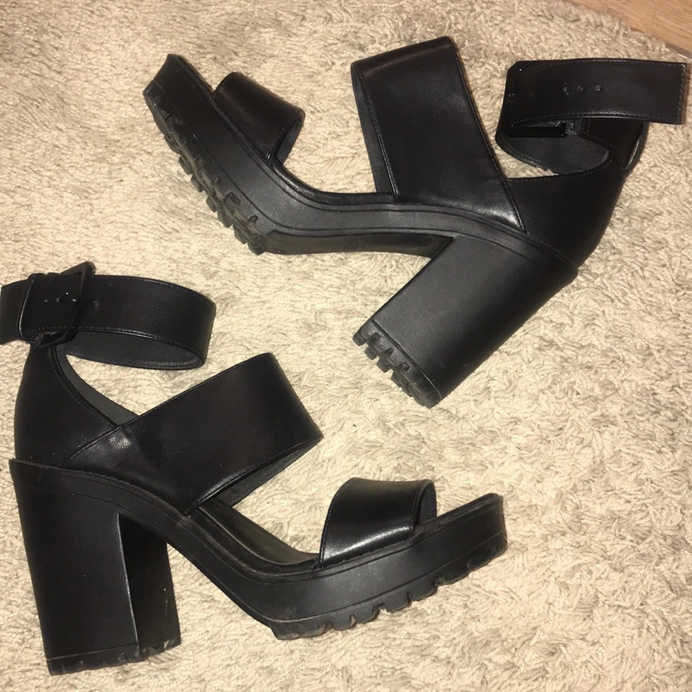 Chunky platform sandal, black size 7.5.